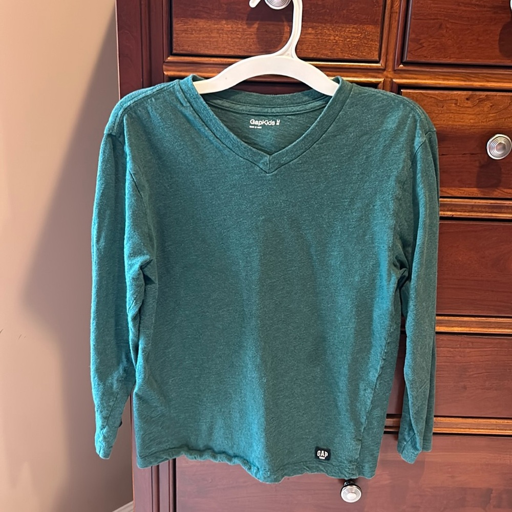 Gap Kids boys v-neck long sleeve shirt, green, size 8, medium, great for x’mas